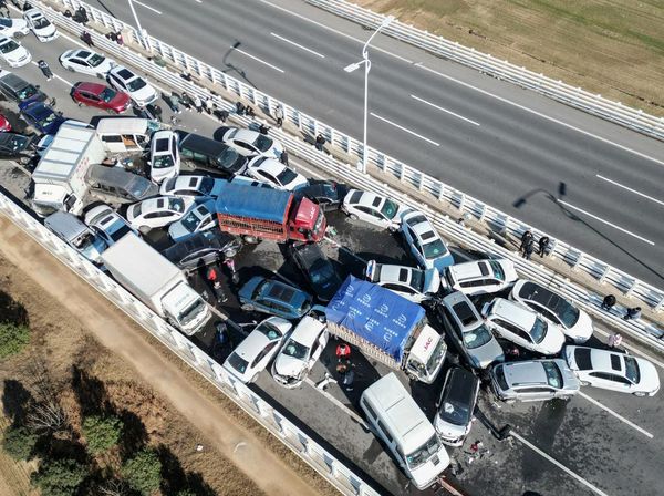 Potret Kecelakaan Beruntun di China Gegara Kabut Tebal, Mobil Bertumpukan