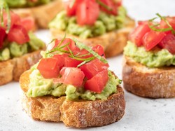 Resep Crostini Alpukat dan Tomat, Segar untuk Camilan Tahun Baru