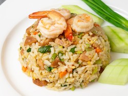 Resep Nasi Goreng Udang dan Sosis yang Padat Isian untuk Sarapan Spesial