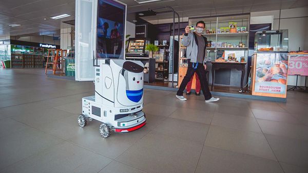 Ada Robot Wira-wiri di Stasiun MRT Jakarta, Sudah Ketemu Belum?