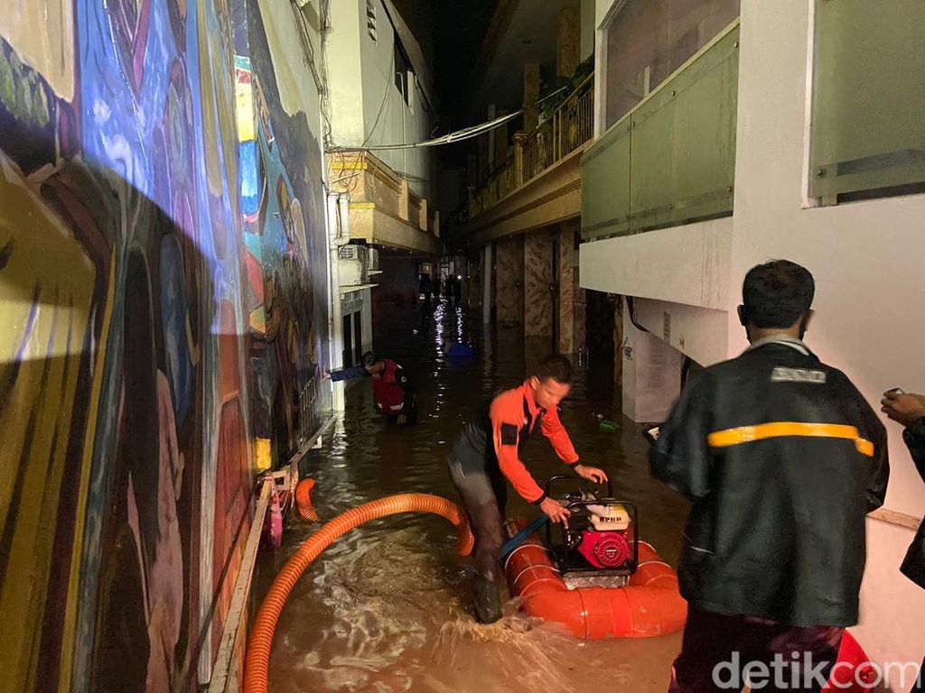 BPBD Butuh Waktu 2 Jam Sedot Banjir yang Rendam Rumah Bupati Jember