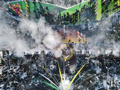 Saat Danau Beku di China Jadi Tempat Festival Memancing Ikan