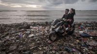 Sampah Kiriman Gelombang Laut Menumpuk di Pandeglang