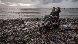 Sampah Kiriman Gelombang Laut Menumpuk di Pandeglang