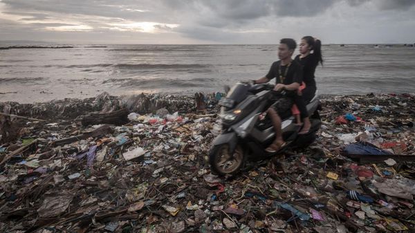 Sampah Kiriman Gelombang Laut Menumpuk di Pandeglang