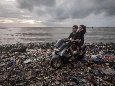 Sampah Kiriman Gelombang Laut Menumpuk di Pandeglang