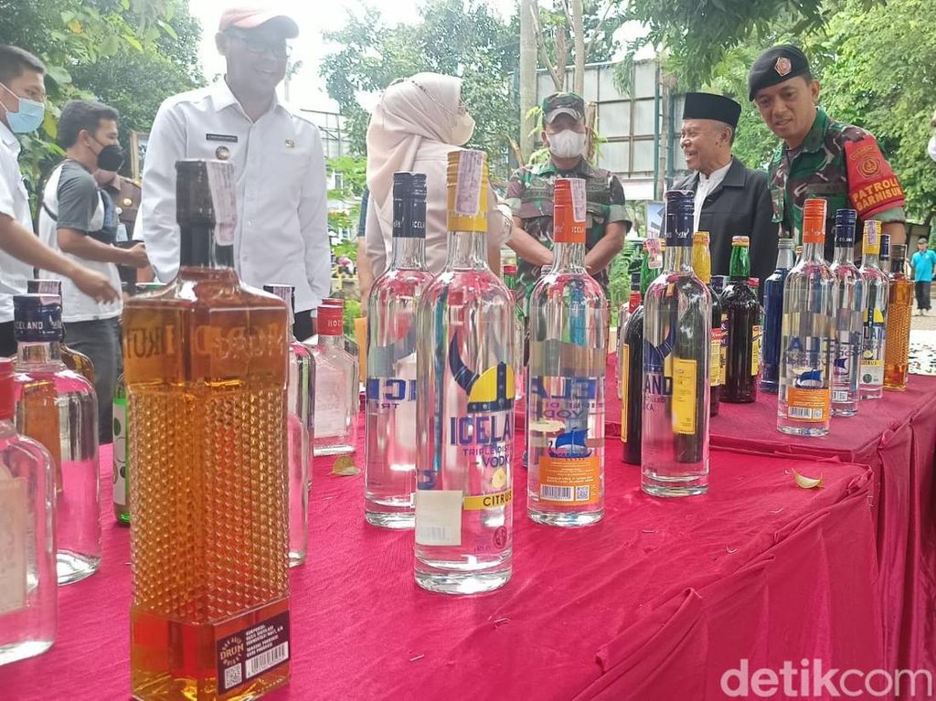 Satpol PP Depok Musnahkan 1.901 Botol Miras Ilegal dari Operasi 3 Bulan