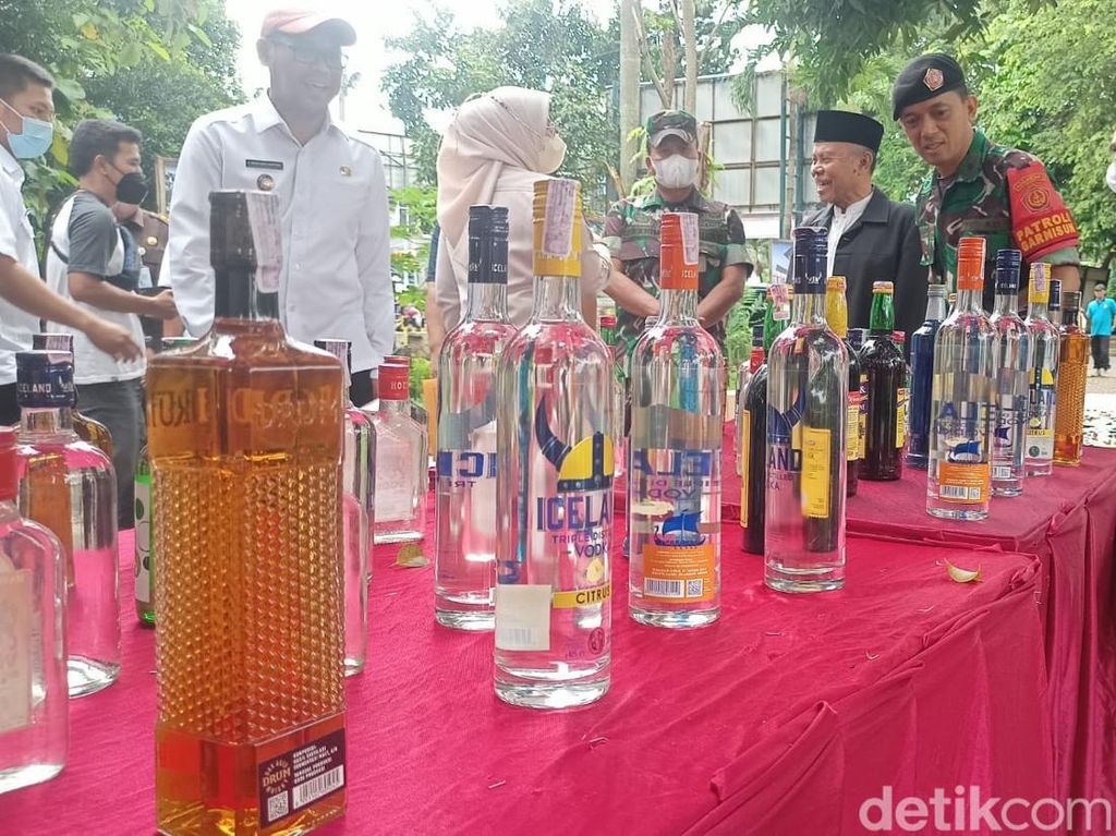 Satpol PP Depok Musnahkan 1.901 Botol Miras Ilegal dari Operasi 3 Bulan Satpol PP Depok Musnahkan 1.901 Botol Miras Ilegal dari Operasi 3 Bulan
