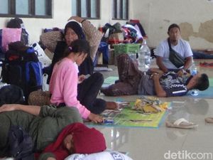 Cuaca Buruk Paksa Penumpang Tertahan Seminggu di Pelabuhan Kalianget