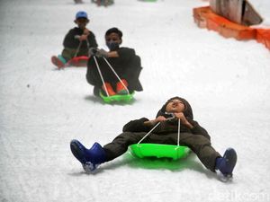 Long Weekend Nih! Gas Yuk, Main Salju di Trans Snow World Bekasi