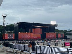 Sempat Diguyur Hujan, Carats Padati Venue Konser SEVENTEEN di Jakarta Sempat Diguyur Hujan, Carats Padati Venue Konser SEVENTEEN di Jakarta