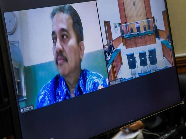 Ekspresi Roy Suryo Saat Divonis 9 Bulan Penjara