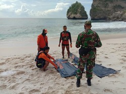 Terseret Ombak Diamond Beach, Turis Malaysia Ditemukan Tewas