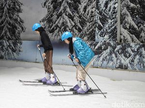 Ada Salju di Bekasi Sampai Bisa Bermain Ski