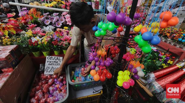 Pedagang lato-lato di kawasan Pasar Asemka. Jakarta, Rabu, 28 Desember 2022. (CNN Indonesia/Adhi Wicaksono)