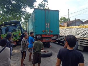 3 Truk Trailer Mogok Halangi Jalan, Ruas Blora-Grobogan Macet Parah 3 Truk Trailer Mogok Halangi Jalan, Ruas Blora-Grobogan Macet Parah