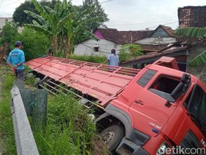 Penuturan Sopir yang Truknya Terguling di Jalan Jogja-Solo Klaten