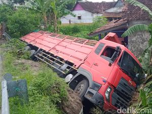 Truk Tronton Terguling ke Pekarangan Rumah di Jalan Jogja-Solo Klaten