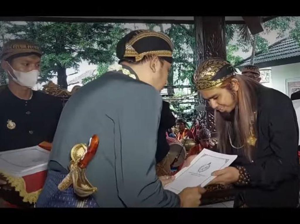 Pengacara Gus Samsudin Buka Suara Soal Gelar Kanjeng Raden Tumenggung Pengacara Gus Samsudin Buka Suara Soal Gelar Kanjeng Raden Tumenggung