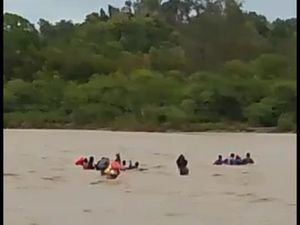 Ngeri, Belasan Warga Bertaruh Nyawa Nyeberang Sungai Saat Banjir Ngeri, Belasan Warga Bertaruh Nyawa Nyeberang Sungai Saat Banjir