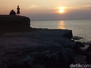 Cuaca Buruk, Wisatawan di Pasuruan Dilarang Mandi di Laut