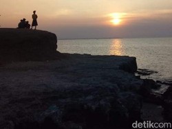 Cuaca Buruk, Wisatawan di Pasuruan Dilarang Mandi di Laut