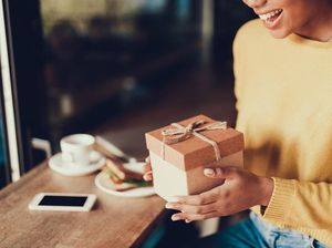 Bingung Cari Hadiah Berkesan untuk Tukar Kado? Ini 10 Rekomendasinya Bingung Cari Hadiah Berkesan untuk Tukar Kado? Ini 10 Rekomendasinya