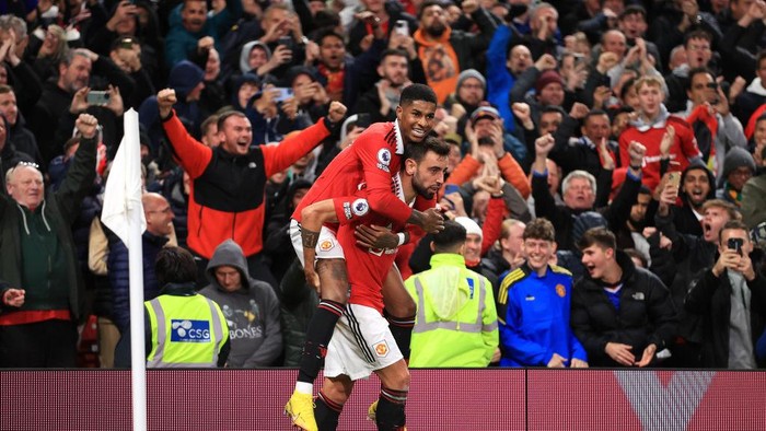 MANCHESTER, ENGLAND - OCTOBER 19: Bruno Fernandes of Manchester United celebrates scoring their 2nd goal with Marcus Rashford during the Premier League match between Manchester United and Tottenham Hotspur at Old Trafford on October 19, 2022 in Manchester, United Kingdom. (Photo by Simon Stacpoole/Offside/Offside via Getty Images)