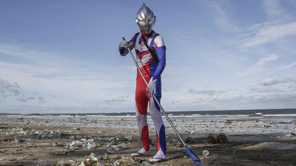 Lihat lagi Aksi Heroik Ultraman Bersih-bersih Sampah di Pantai Kuta