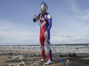 Lihat lagi Aksi Heroik Ultraman Bersih-bersih Sampah di Pantai Kuta Lihat lagi Aksi Heroik Ultraman Bersih-bersih Sampah di Pantai Kuta