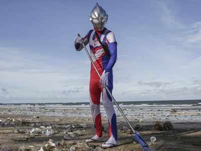 Lihat lagi Aksi Heroik Ultraman Bersih-bersih Sampah di Pantai Kuta