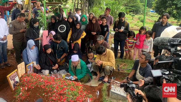 Pemakaman mendiang aktor Abdul Hamid, pemerah Pak Ogah, di TPU Jatisari 1, Jatiasih, Kota Bekasi pada Kamis (29/12).