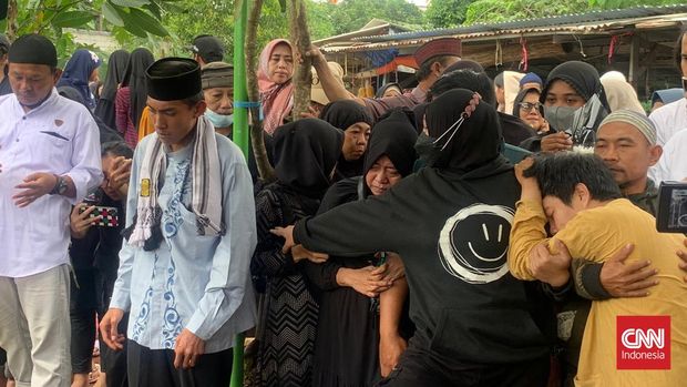 Suasana pemakaman aktor Abdul Hamid, pemeran Pak Ogah, di TPU Jatisari 1, Jatiasih, Kota Bekasi pada Kamis (29/12).