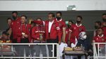 Aksi Jokowi Bagi-bagi Minuman di Laga Indonesia Vs Thailand