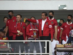 Dalam pertandingan kali ini Jokowi didampingi Menpora, Ketum PSSI, Menkeu, Menteri PUPR hingga Kapolri.  