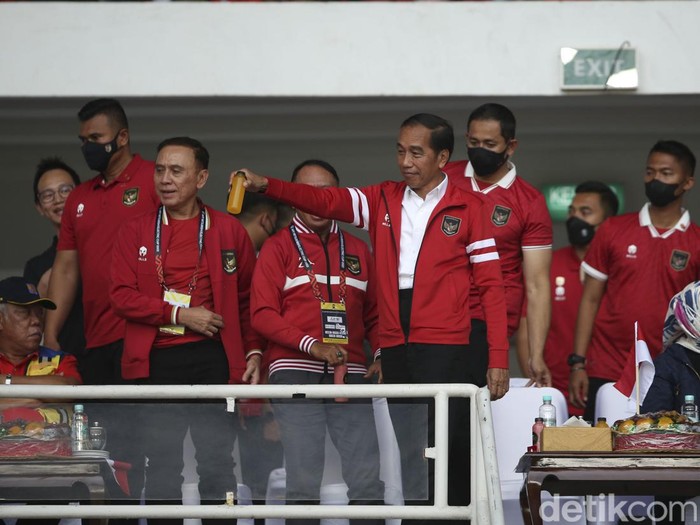 Presiden Jokowi kembali menyaksikan Timnas Indonesia di Stadion Gelora Bung Karno, Jakarta, Kamis (29/12/2022). Jokowi sempat membagikan minuman kepada suporter.