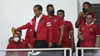 Dalam paruh pertandingan Jokowi menyapa para suporter yang hadir ke stadion GBK.  