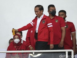Dalam paruh pertandingan Jokowi menyapa para suporter yang hadir ke stadion GBK.  