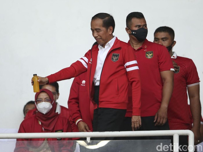 Presiden Jokowi kembali menyaksikan Timnas Indonesia di Stadion Gelora Bung Karno, Jakarta, Kamis (29/12/2022). Jokowi sempat membagikan minuman kepada suporter.