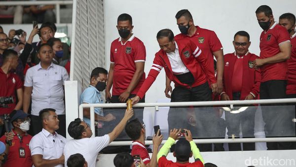 Aksi Jokowi Bagi-bagi Minuman di Laga Indonesia Vs Thailand