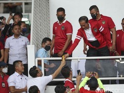 Jokowi nampak memberikan air minum kepada suporter. Beberapa suporter juga sempat diajak ke atas untuk berfoto bersama Jokowi.  