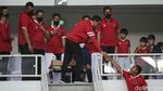 Aksi Jokowi Bagi-bagi Minuman di Laga Indonesia Vs Thailand