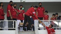 Mereka kompak mengenakan jersey Timnas Indonesia berwarna merah.  