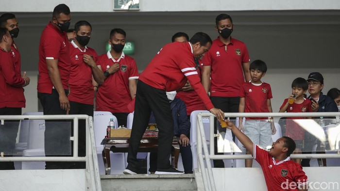 Aksi Jokowi Bagi-bagi Minuman di Laga Indonesia Vs Thailand Presiden Jokowi kembali menyaksikan Timnas Indonesia di Stadion Gelora Bung Karno, Jakarta, Kamis (29/12/2022).Β Jokowi sempat membagikan minuman kepada suporter.