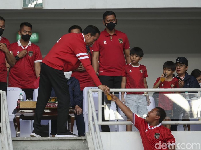 Presiden Jokowi kembali menyaksikan Timnas Indonesia di Stadion Gelora Bung Karno, Jakarta, Kamis (29/12/2022). Jokowi sempat membagikan minuman kepada suporter.