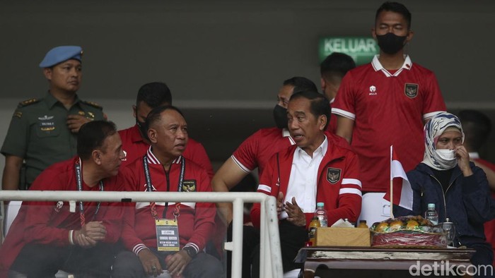 Presiden Jokowi kembali menyaksikan Timnas Indonesia di Stadion Gelora Bung Karno, Jakarta, Kamis (29/12/2022). Jokowi sempat membagikan minuman kepada suporter.