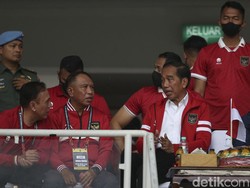 Presiden Jokowi kembali menyaksikan pertandingan Timnas Indonesia di Stadion Gelora Bung Karno, Jakarta, Kamis (29/12/2022). 