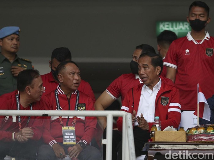 Presiden Jokowi kembali menyaksikan Timnas Indonesia di Stadion Gelora Bung Karno, Jakarta, Kamis (29/12/2022). Jokowi sempat membagikan minuman kepada suporter.