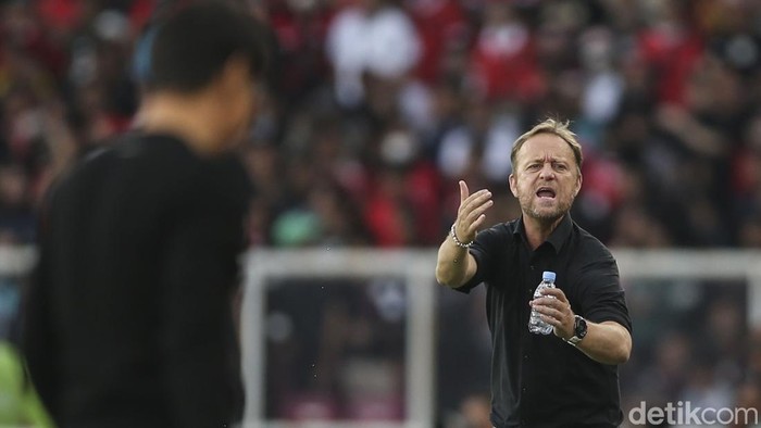 Pelatih Timnas Thailand, Alexandre Polking saat pertandingan piala AFF 2022 Indonesia vs Thailand di GBK, Jakarta, Kamis (29/12/2022).