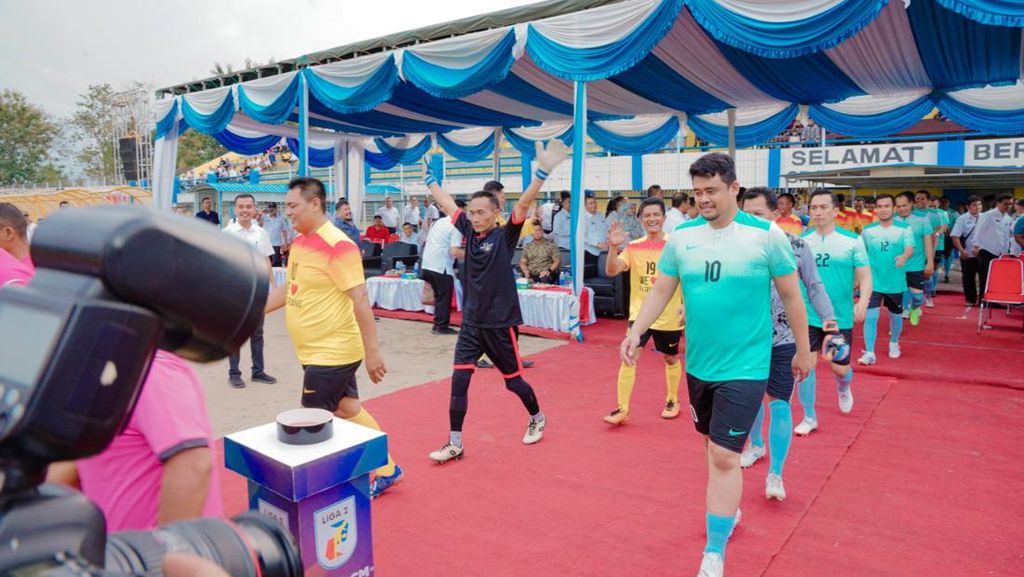 Intip Aksi Bobby Nasution Main Sepakbola di Stadion Baharuddin Siregar